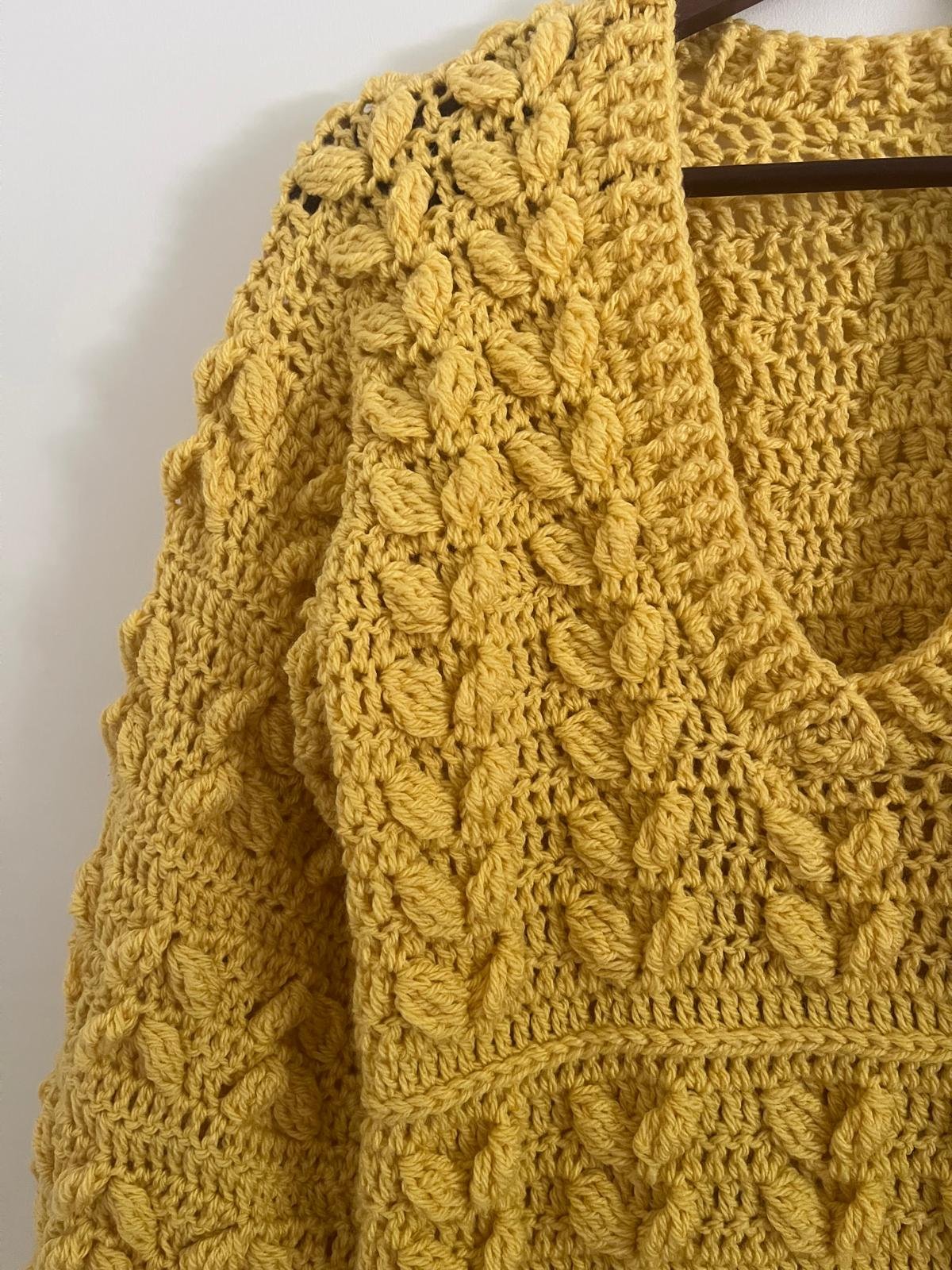 Pull femme au crochet jaune, pull fait main, pull bohème, pull col V, vêtement crochet artisanal