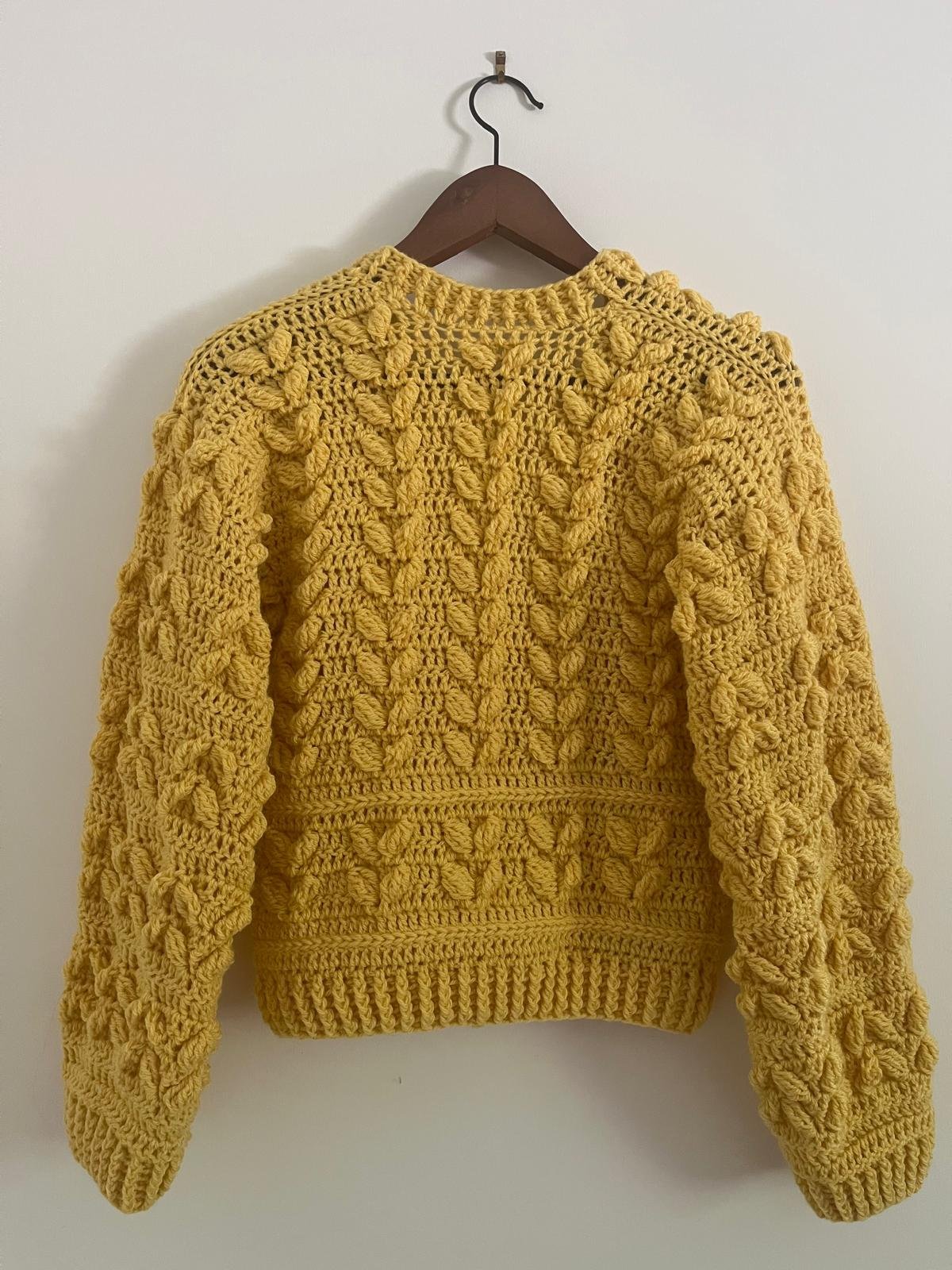Pull femme au crochet jaune, pull fait main, pull bohème, pull col V, vêtement crochet artisanal