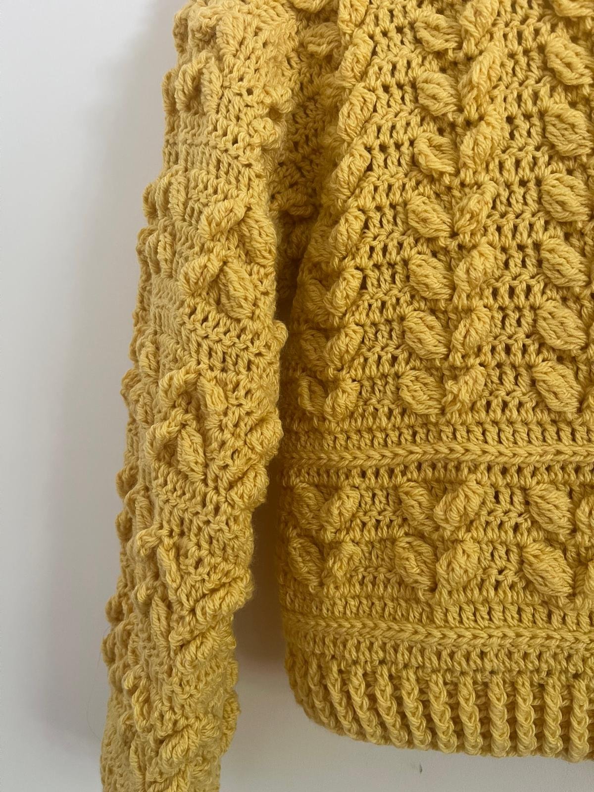 Pull femme au crochet jaune, pull fait main, pull bohème, pull col V, vêtement crochet artisanal