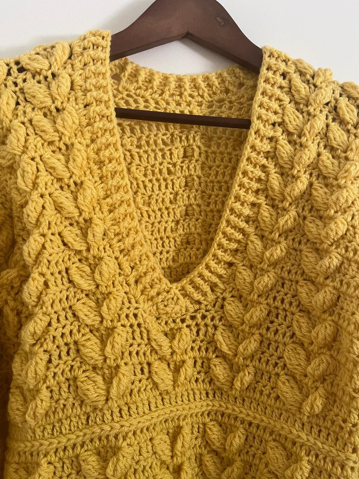 Pull femme au crochet jaune, pull fait main, pull bohème, pull col V, vêtement crochet artisanal