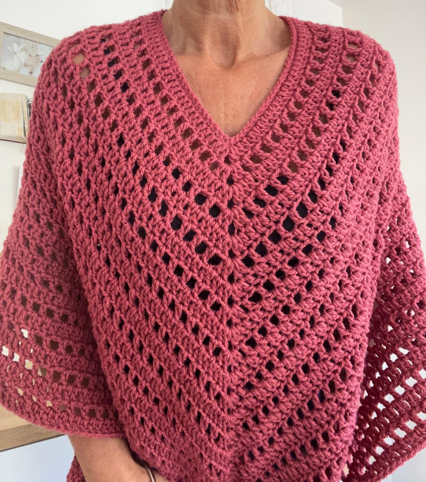 Poncho femme au crochet fait main - Col V, maille ajourée, style bohème chic