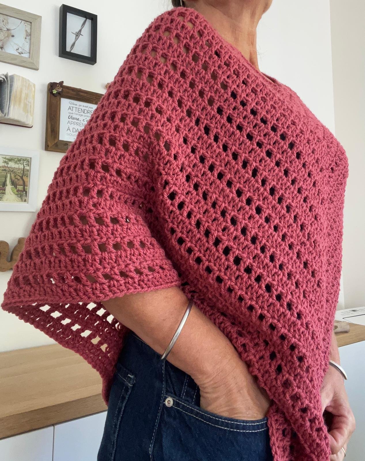 Poncho femme au crochet fait main - Col V, maille ajourée, style bohème chic