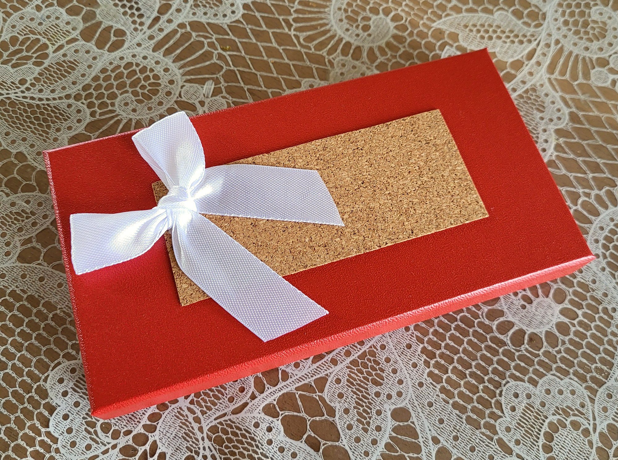 Boîte cadeau upcyclée rouge et liège "Cerise"