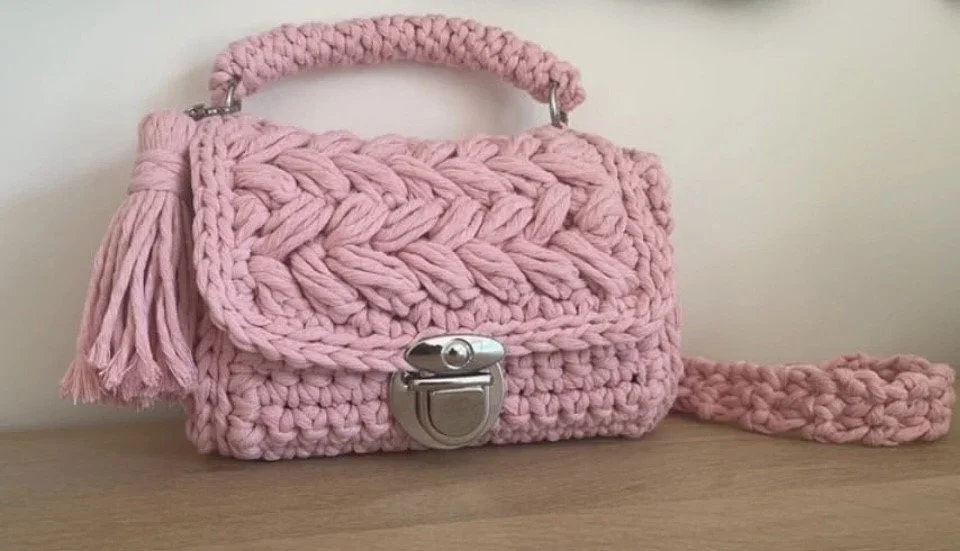 sac à main chic et tendance rose bandoulière ou porté main crochet tissé main avec pompon et bandoulière amovibles