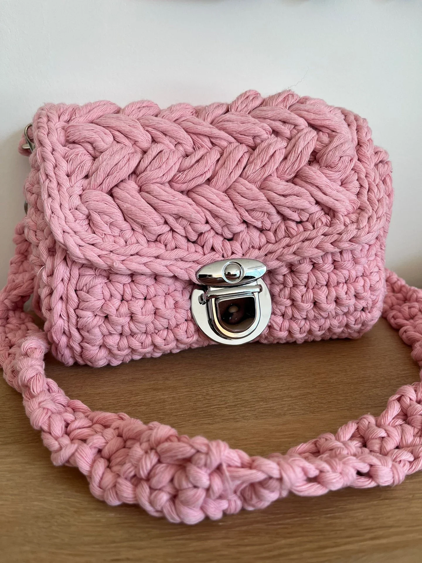 sac à main chic et tendance rose bandoulière ou porté main crochet tissé main avec pompon et bandoulière amovibles