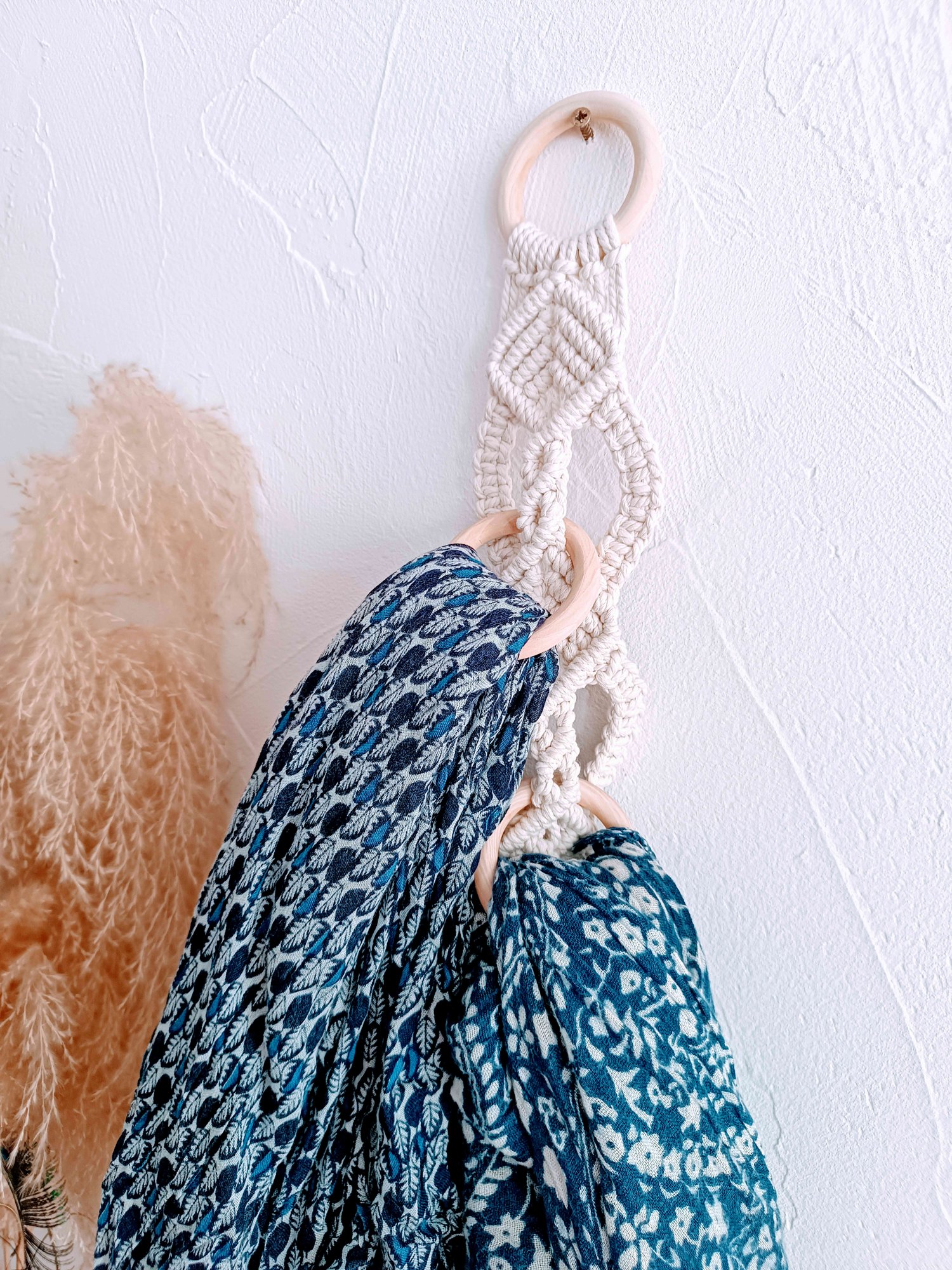 Porte-foulard mural en macramé et anneaux en bois