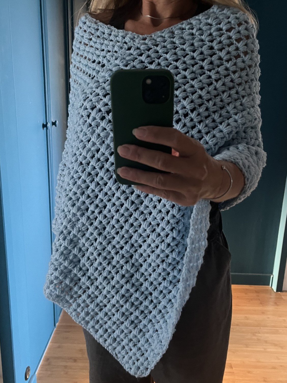 Poncho crochet fait main, poncho asymétrique bleu ciel