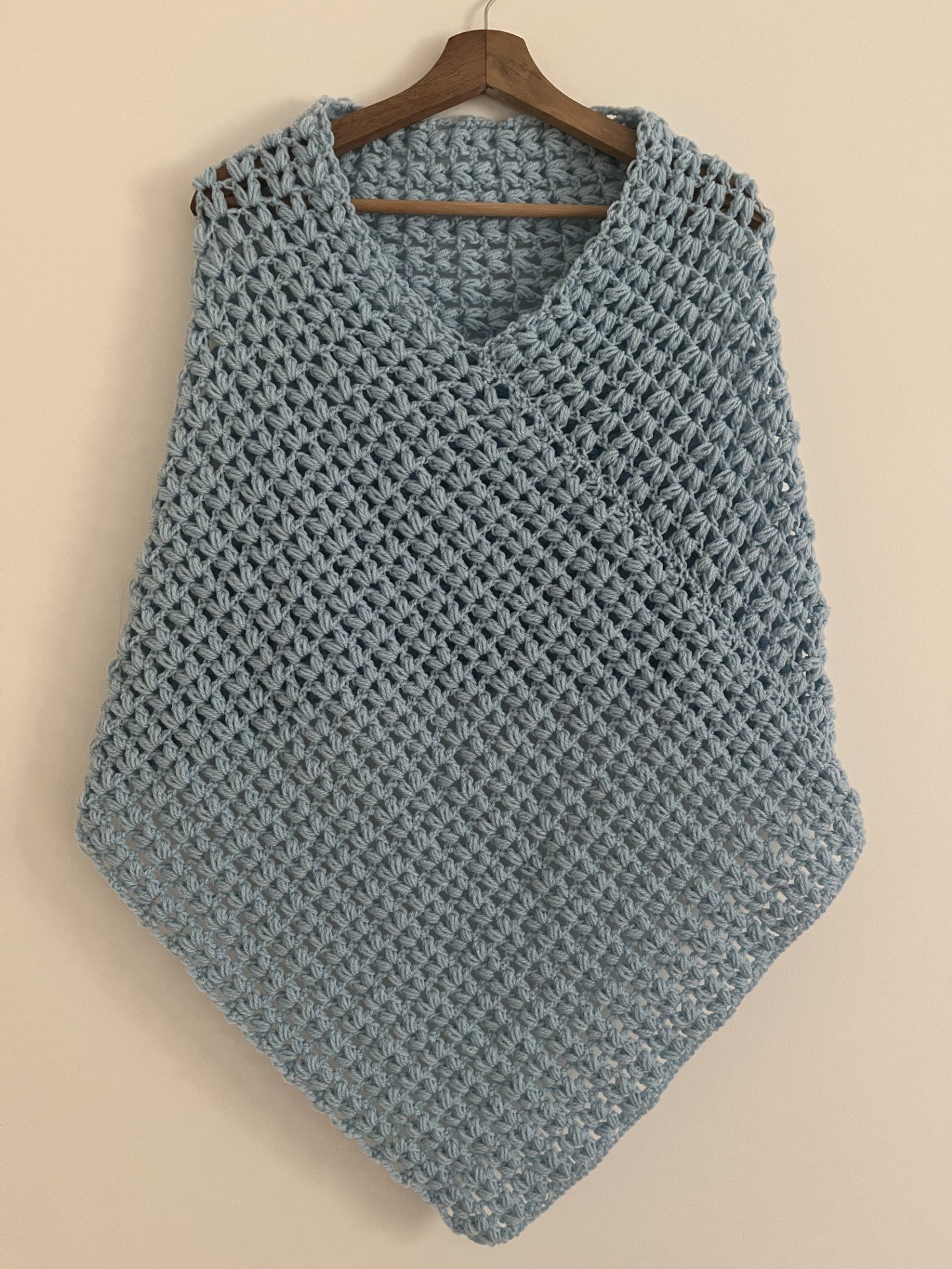 Poncho crochet fait main, poncho asymétrique bleu ciel