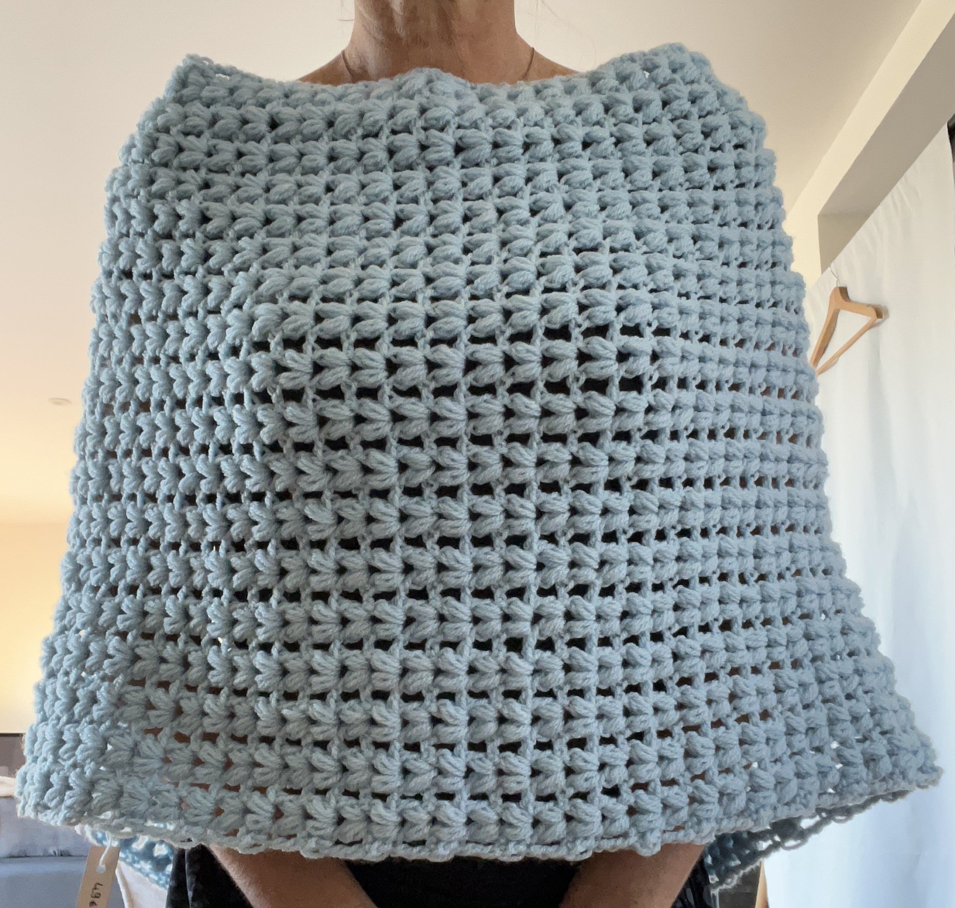 Poncho crochet fait main, poncho asymétrique bleu ciel
