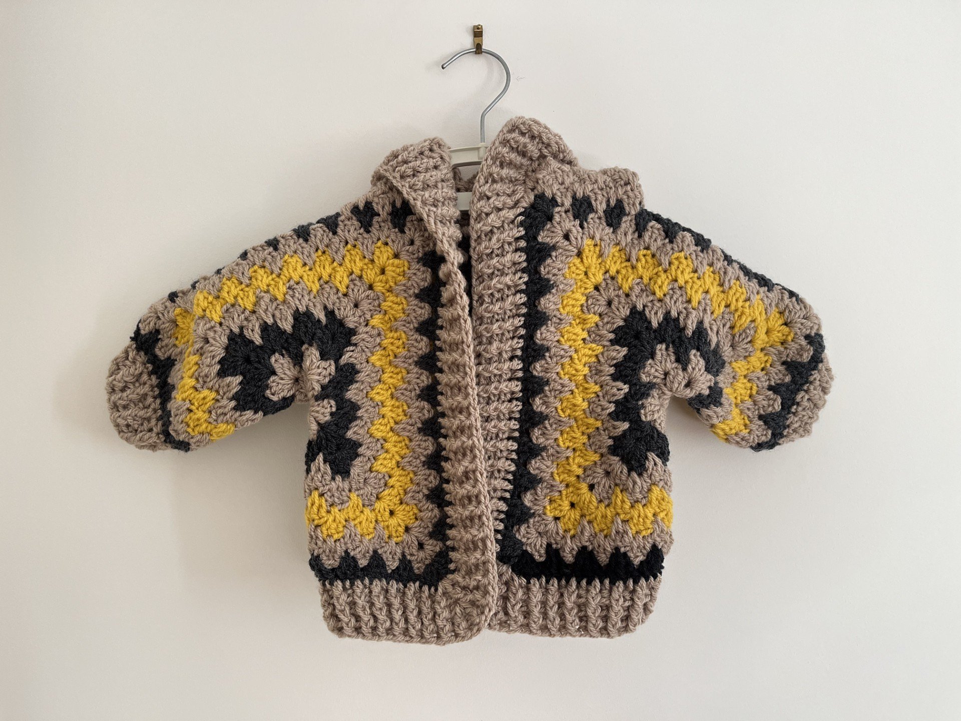 veste manteau gilet cardigan capuche bébé au crochet moutarde/camel