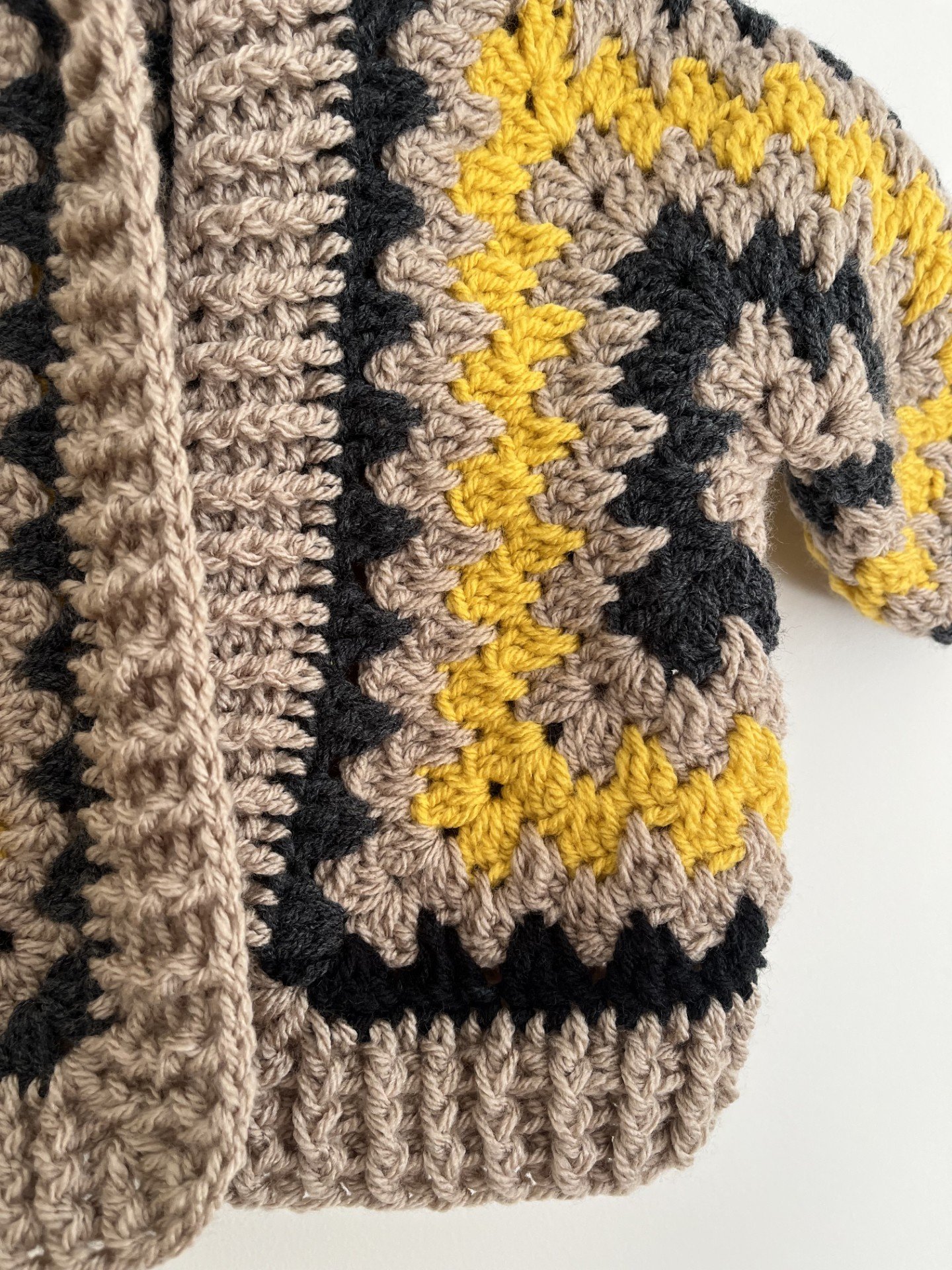 veste manteau gilet cardigan capuche bébé au crochet moutarde/camel