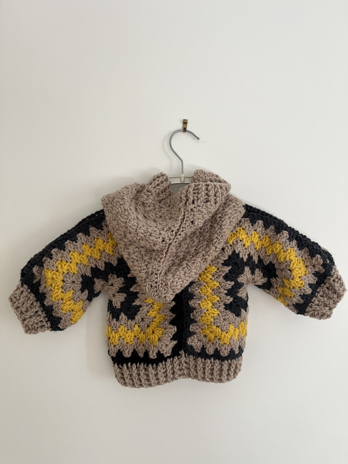veste manteau gilet cardigan capuche bébé au crochet moutarde/camel