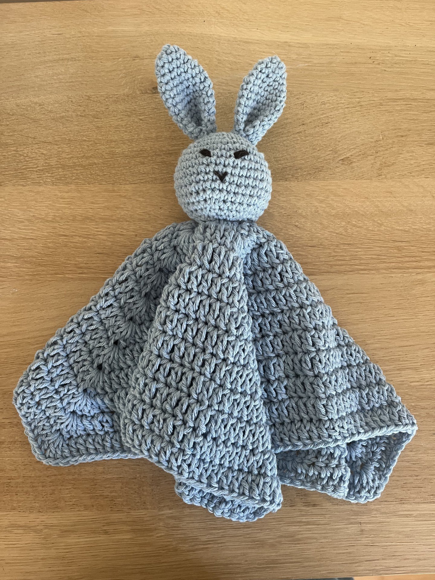 doudou lapin fait main au crochet en coton couleur bleu ciel