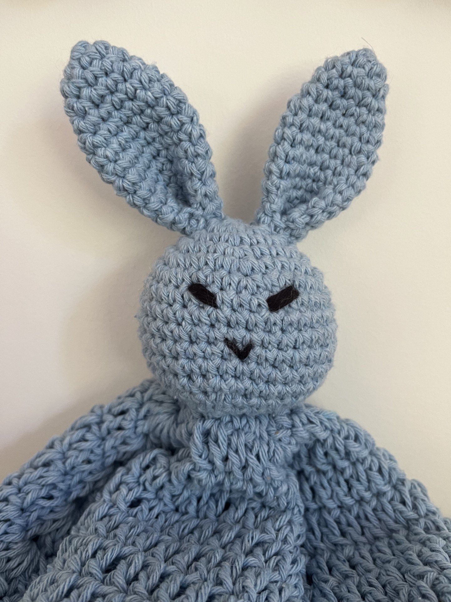 doudou lapin fait main au crochet en coton couleur bleu ciel