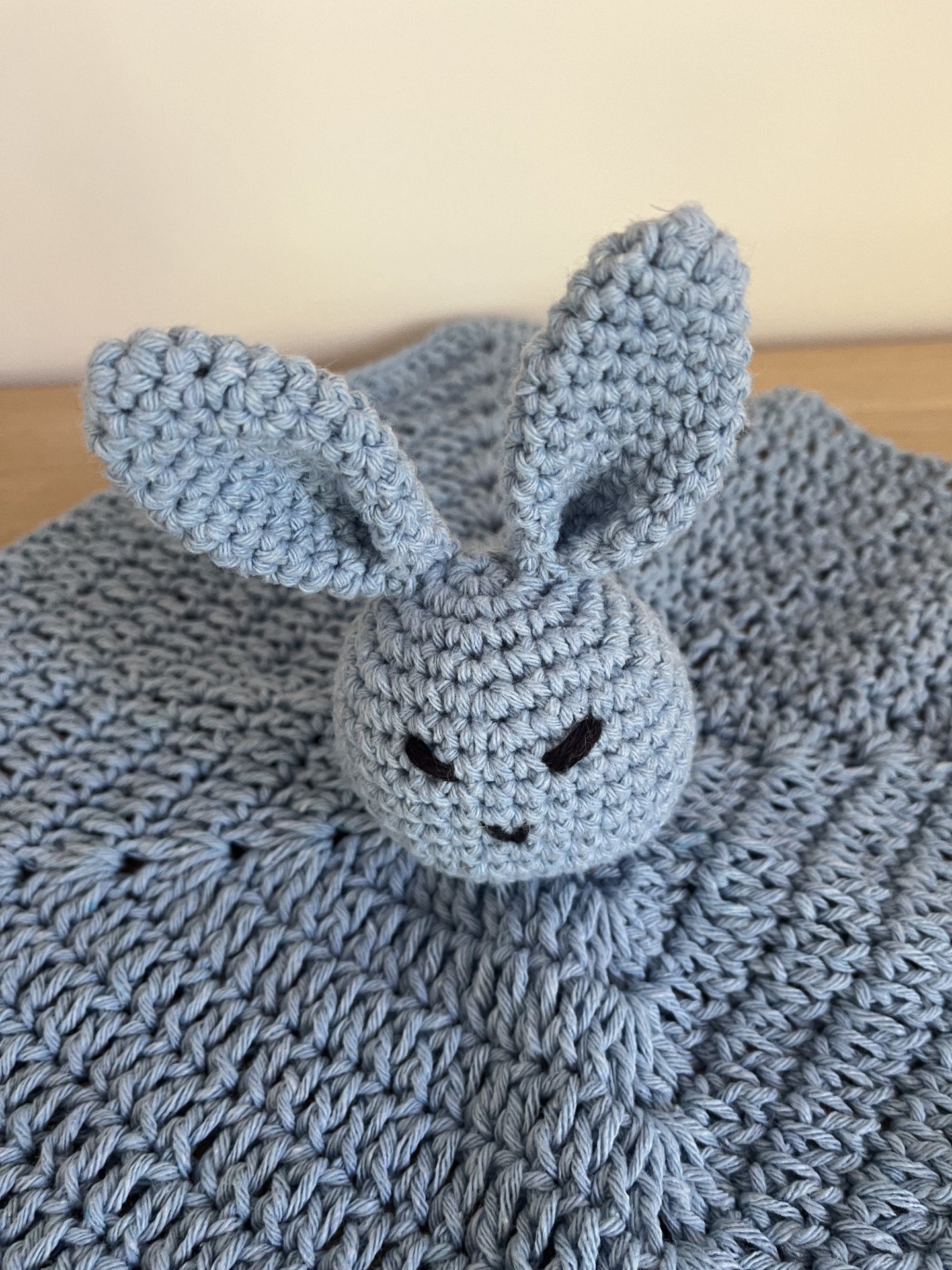 doudou lapin fait main au crochet en coton couleur bleu ciel