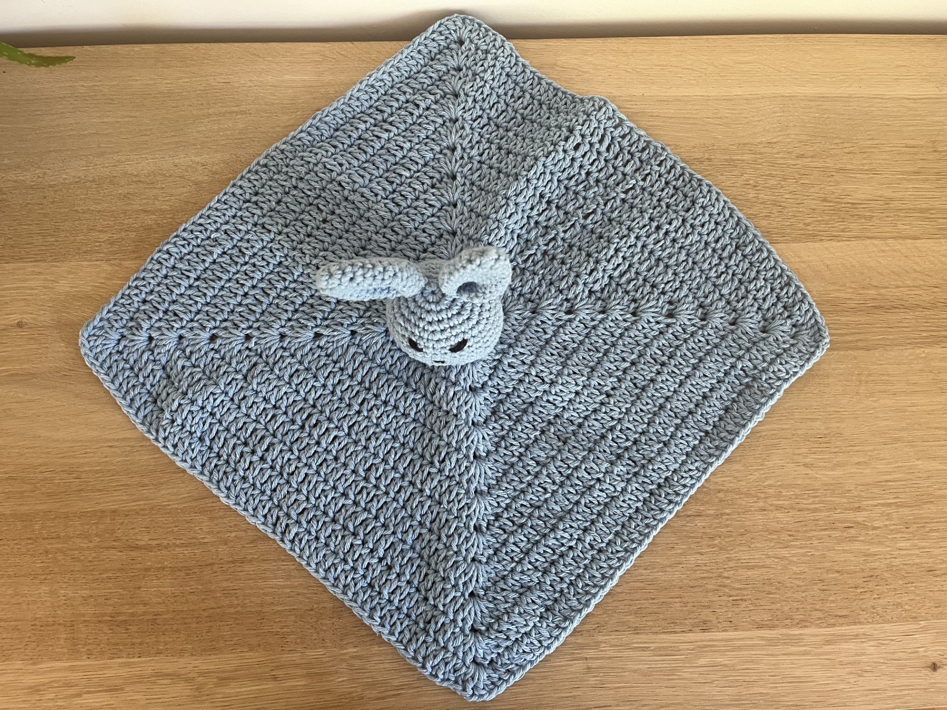 doudou lapin fait main au crochet en coton couleur bleu ciel