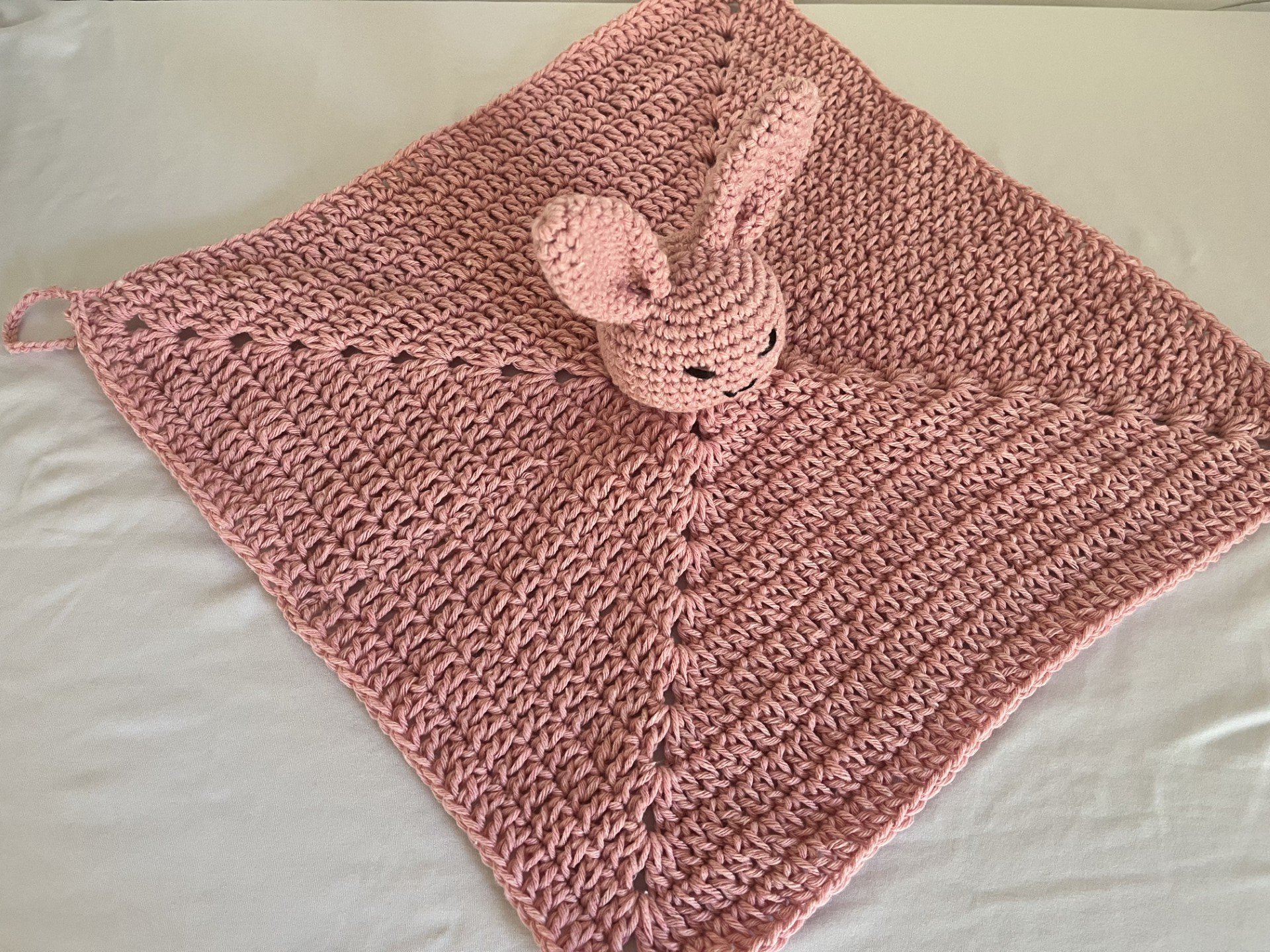 doudou lapin fait main au crochet en coton couleur rose