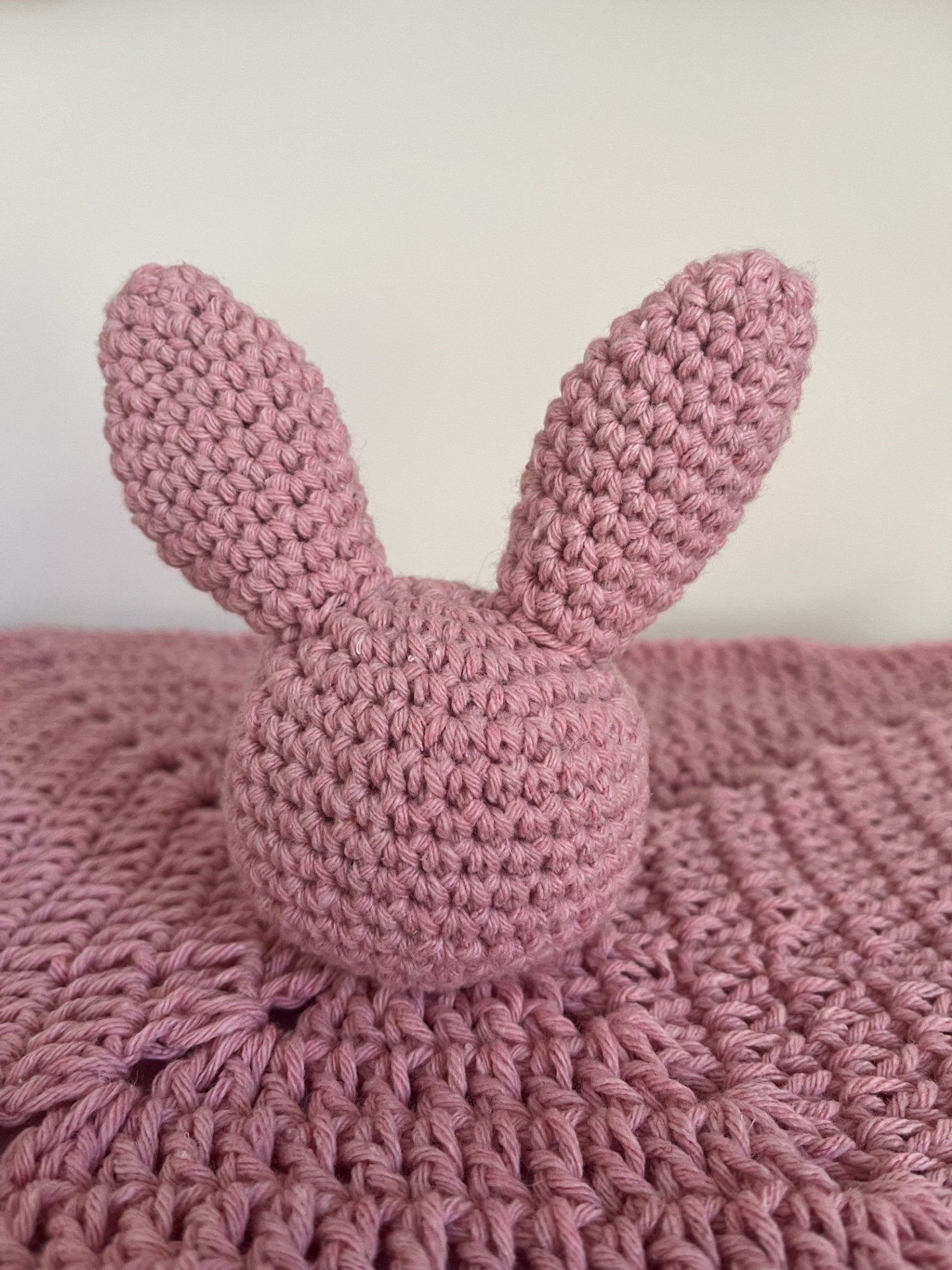 doudou lapin fait main au crochet en coton couleur rose