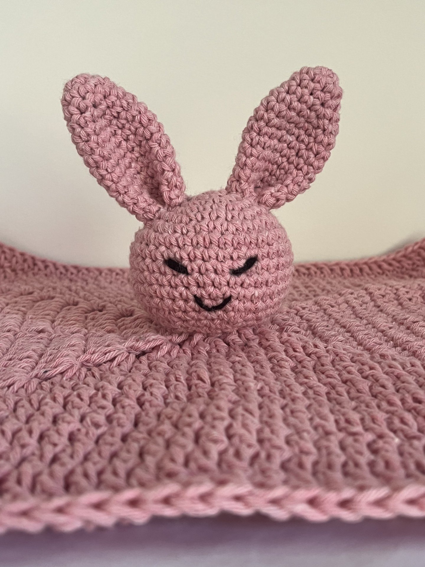 doudou lapin fait main au crochet en coton couleur rose