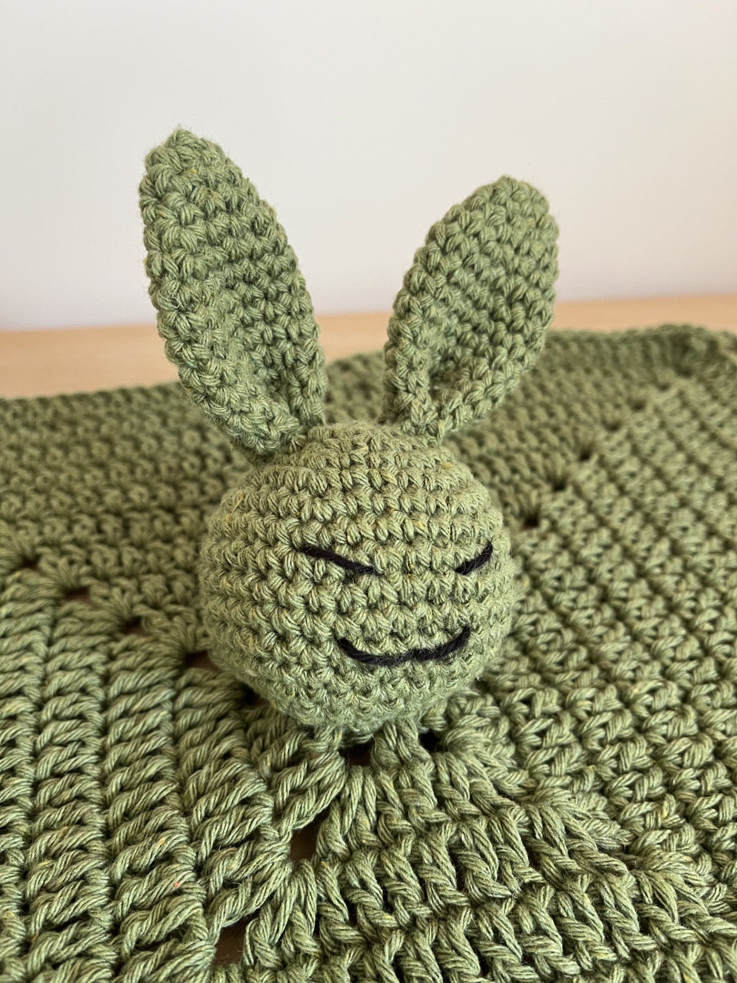 doudou lapin fait main au crochet en coton couleur vert