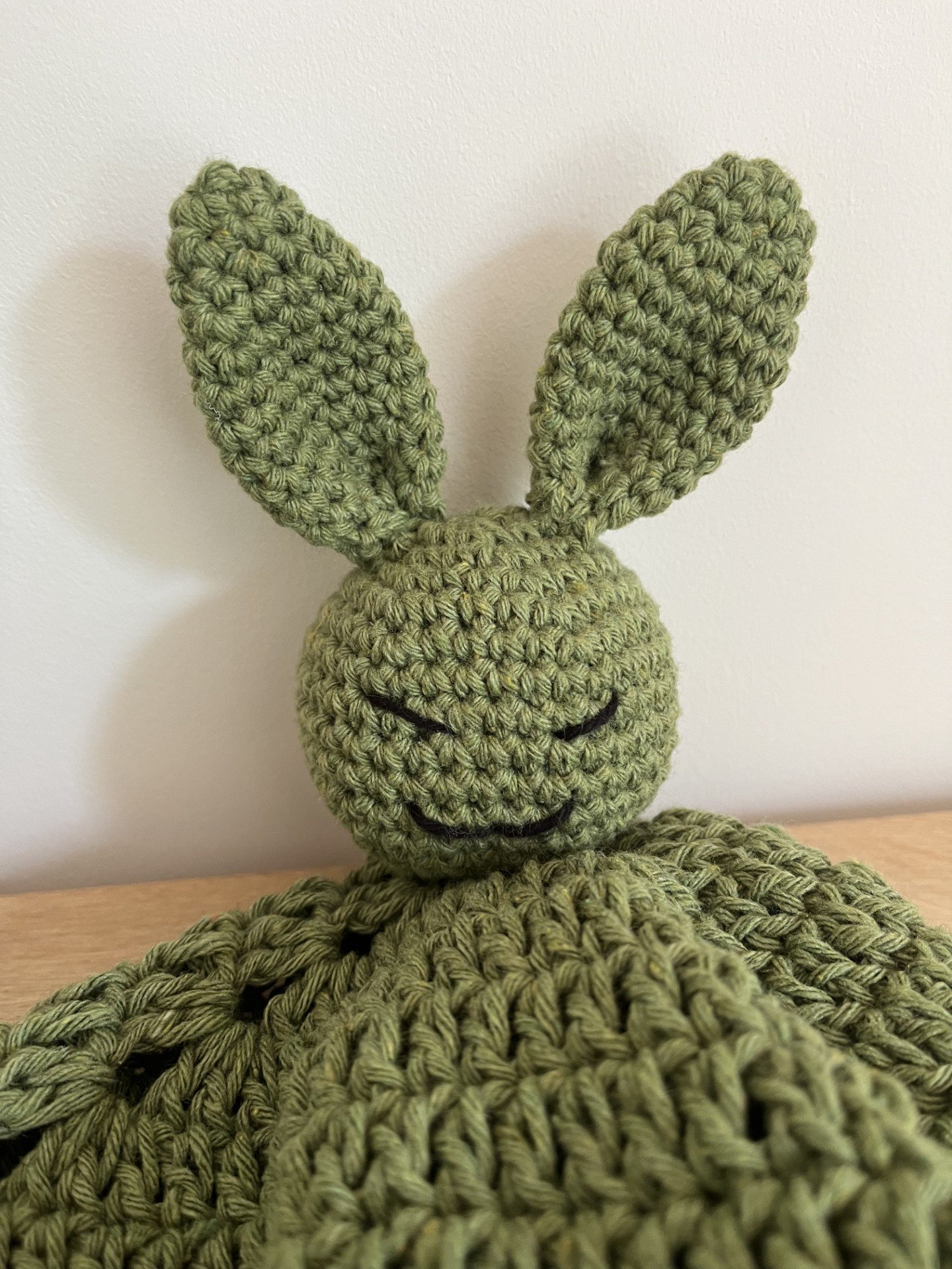 doudou lapin fait main au crochet en coton couleur vert