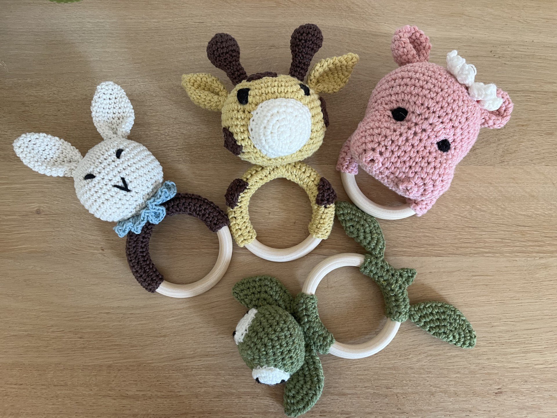 jouet anneau de dentition Lapin Bleu hochet bébé cadeau de naissance au crochet anneau en bois