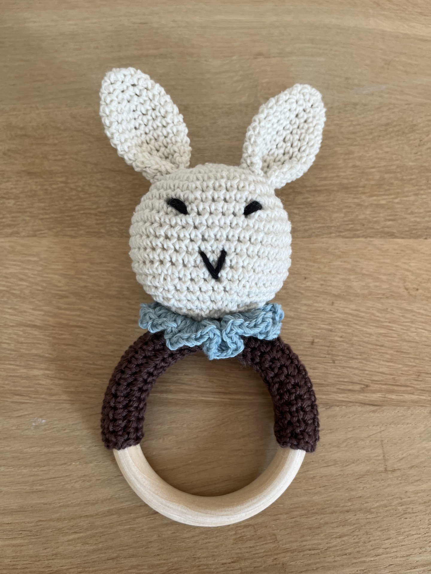 jouet anneau de dentition Lapin Bleu hochet bébé cadeau de naissance au crochet anneau en bois