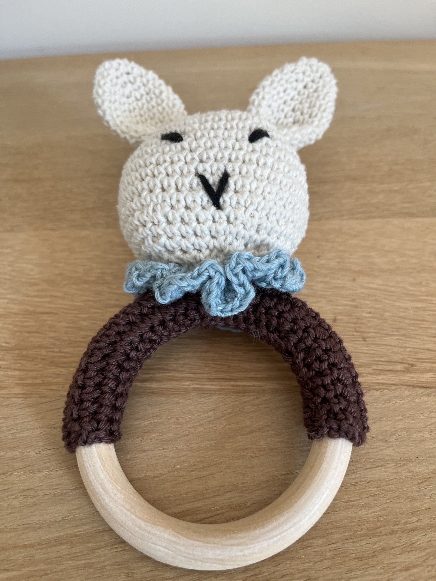 jouet anneau de dentition Lapin Bleu hochet bébé cadeau de naissance au crochet anneau en bois