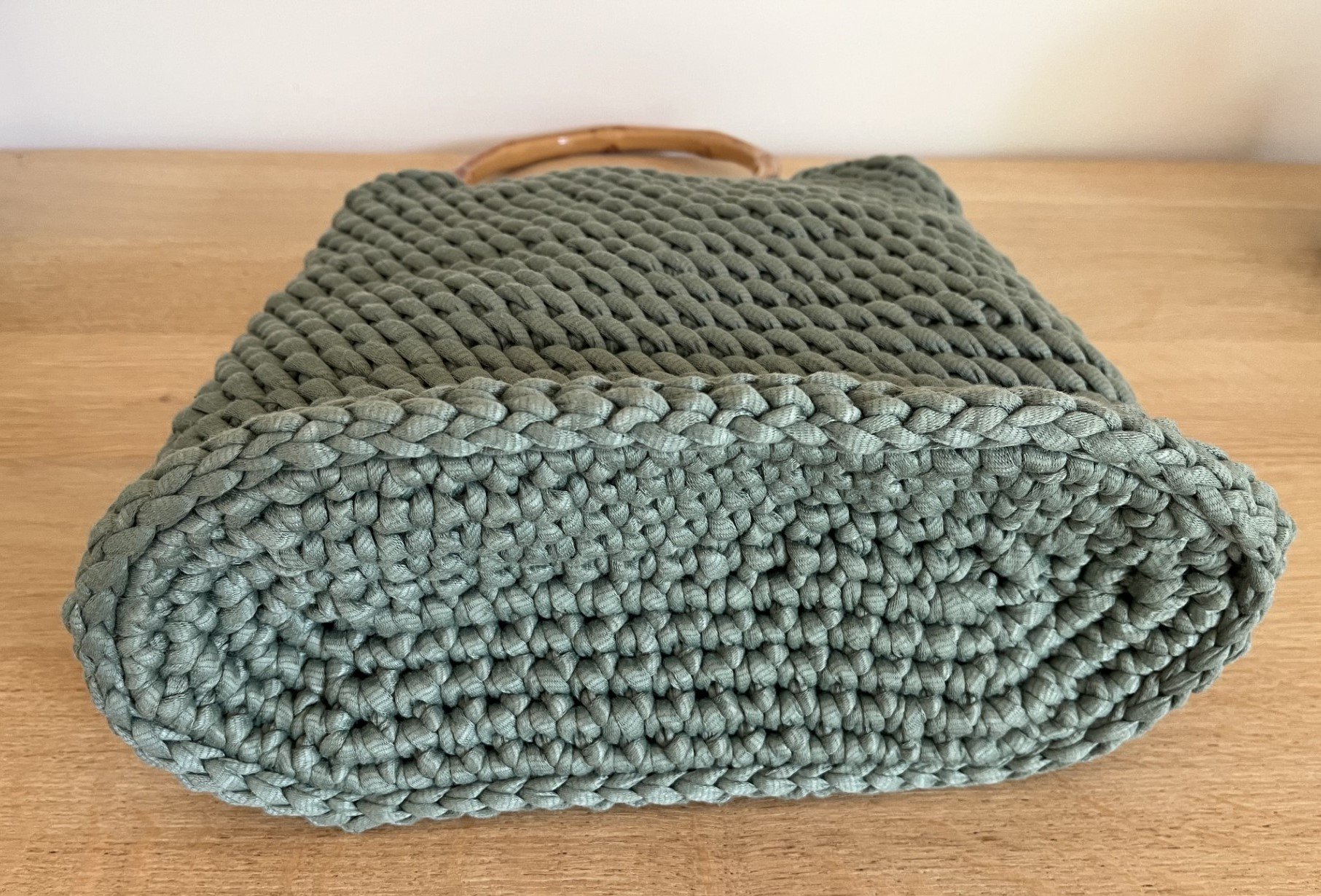 sac crochet kaki avec poignées bambou, sac cabas, sac fourre tout, sac tissé à la main, sac à main, sac léger solide et durable