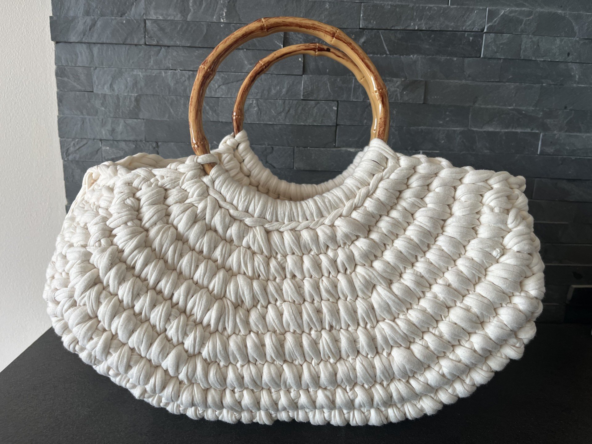 sac tissé main avec poignées bambou, sac cabas blanc crème, porte revues, déco tendance