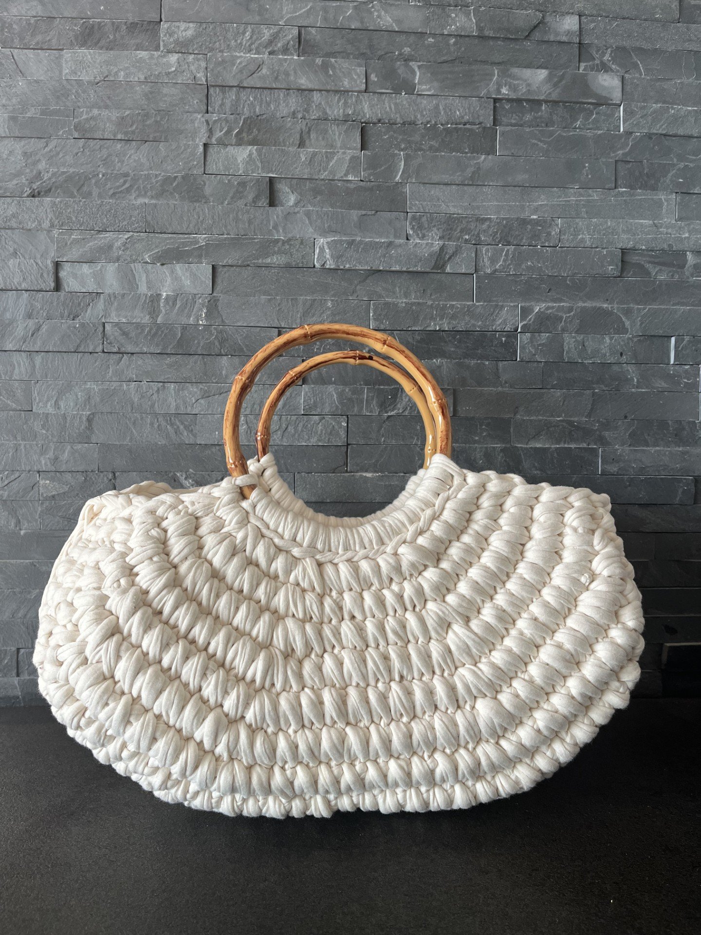 sac tissé main avec poignées bambou, sac cabas blanc crème, porte revues, déco tendance