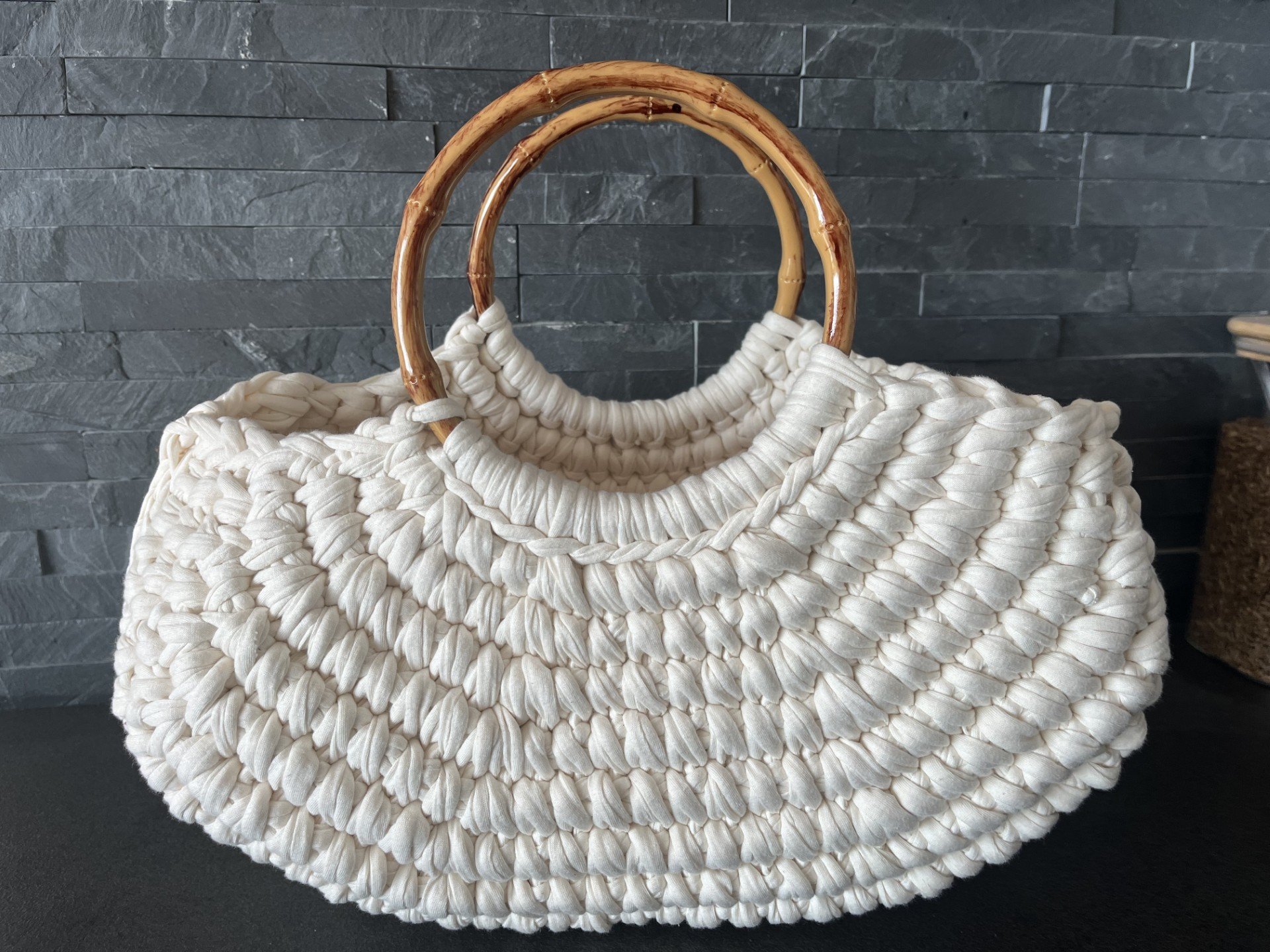 sac tissé main avec poignées bambou, sac cabas blanc crème, porte revues, déco tendance