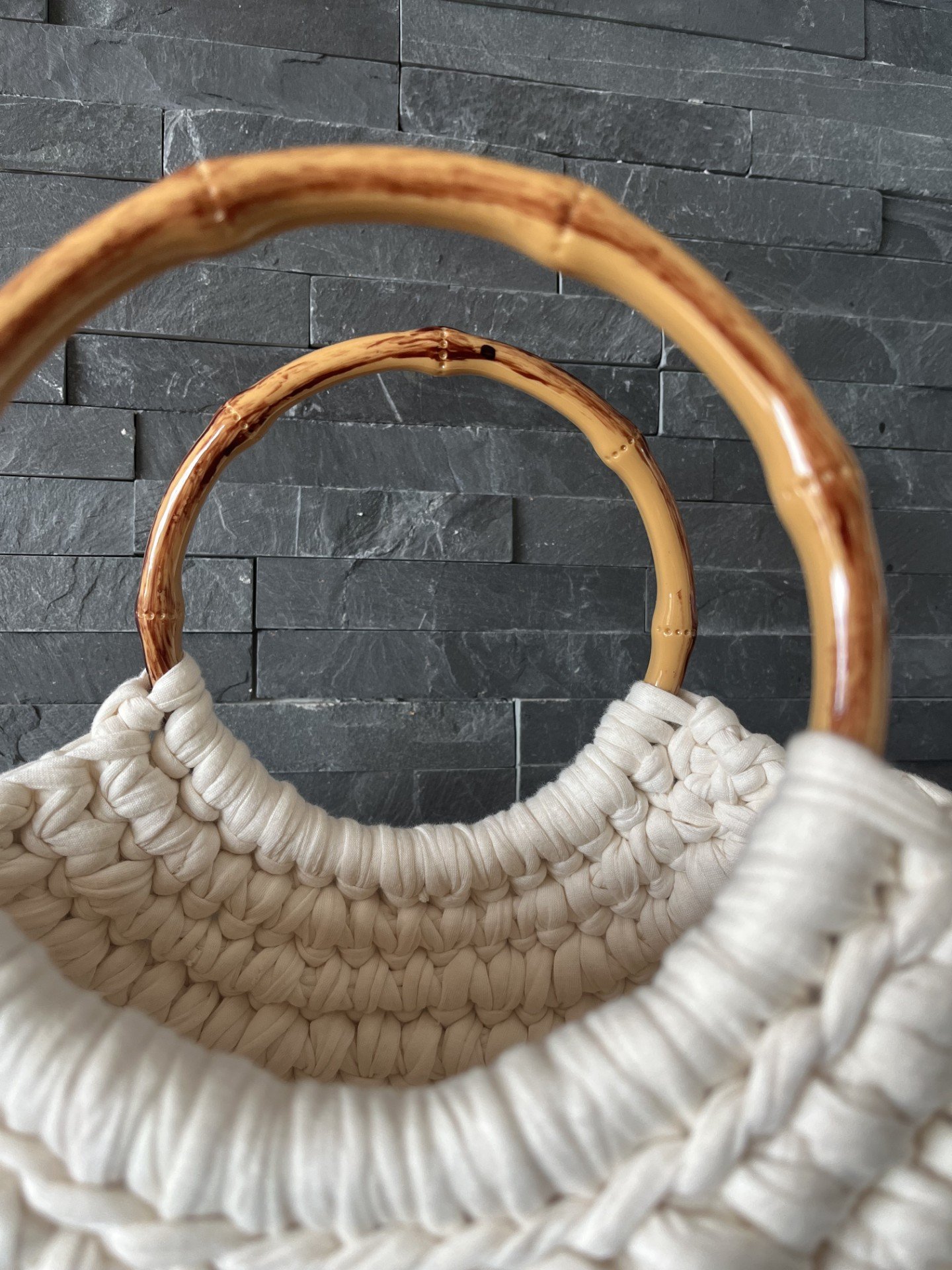 sac tissé main avec poignées bambou, sac cabas blanc crème, porte revues, déco tendance