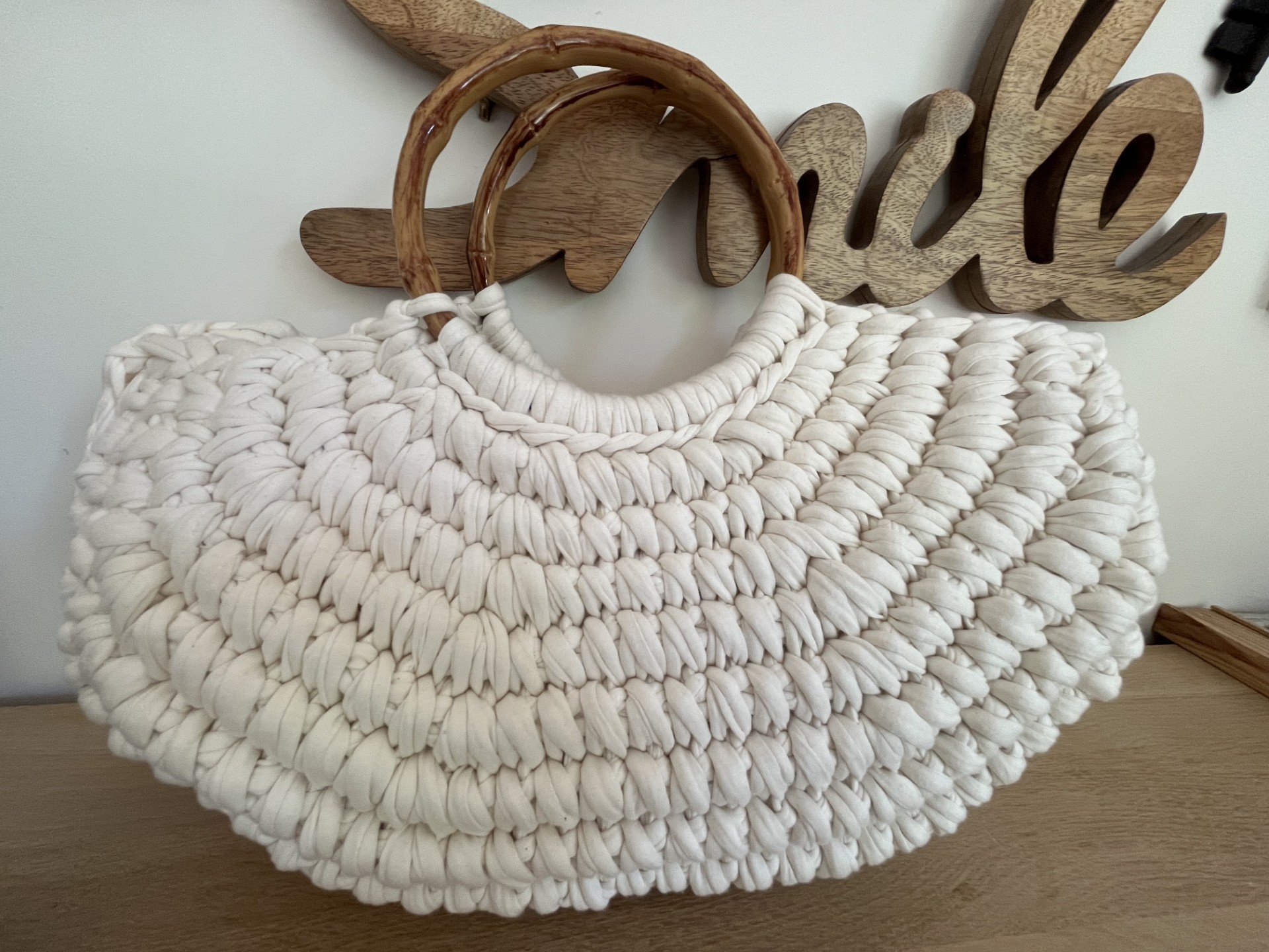 sac tissé main avec poignées bambou, sac cabas blanc crème, porte revues, déco tendance