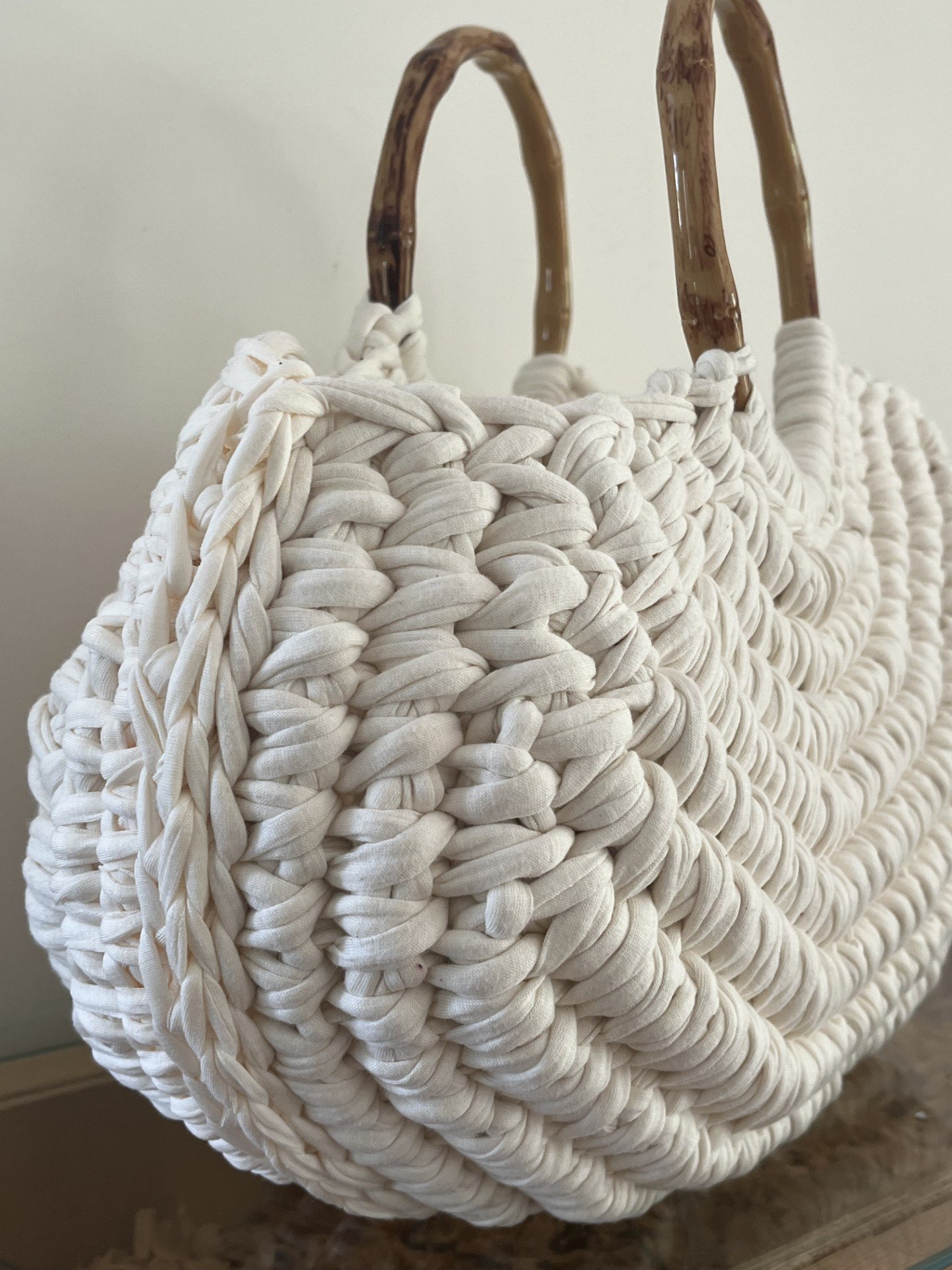 sac tissé main avec poignées bambou, sac cabas blanc crème, porte revues, déco tendance